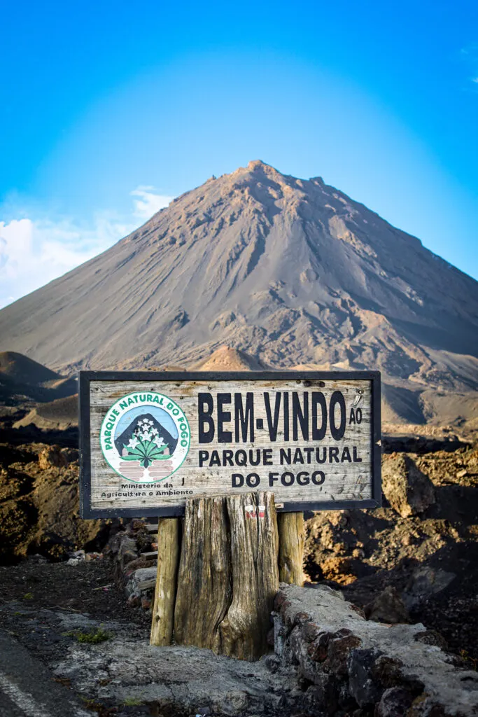 Entree bordje van het nationaal park van de Fogo vulkaan op het eiland Fogo, Kaapverdie